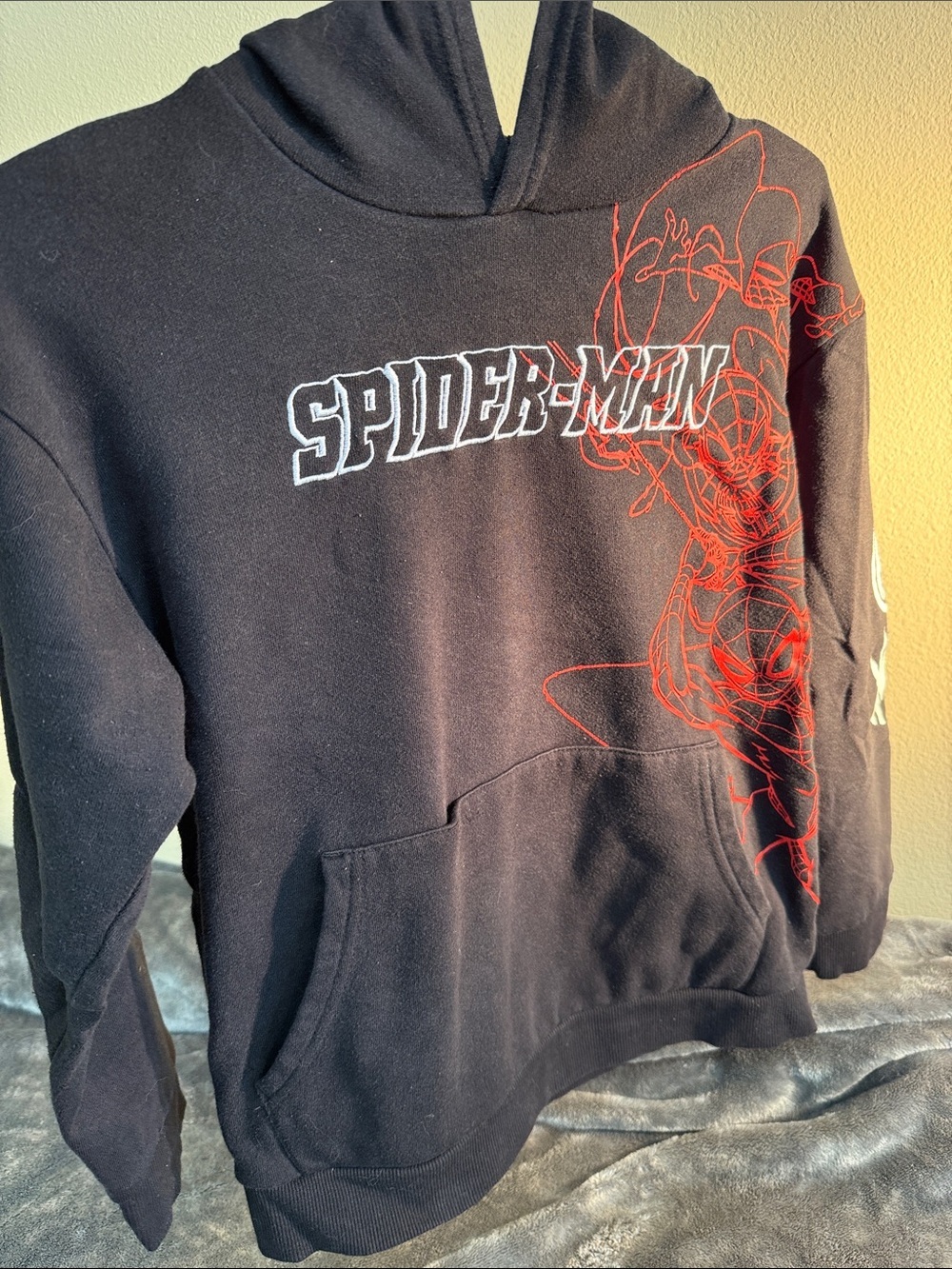 Love-front hand warmer Marvel Spider-Man Black Zip-Up Sweater with Red Graphic 🤩